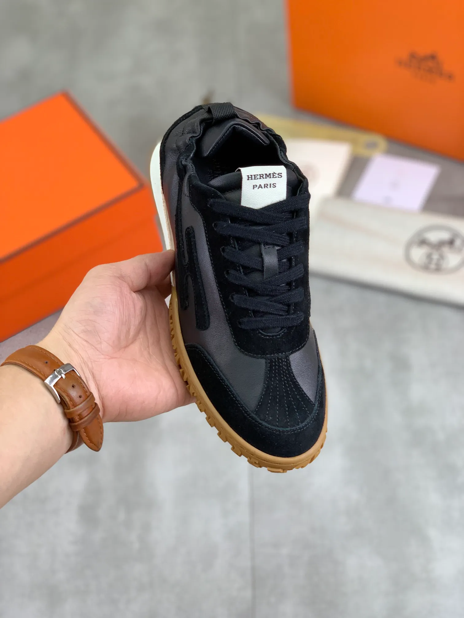 Men's men's shoes 💰P580 new top version original order Hermes Hermès couple 🧑‍🤝‍🧑 style Drift Sneaker autumn new casual sports shoes original purchase development and production H family men's classic series technical breathable fabrics with cowhide casual sports shoes casual sports dad shoes combine high-tech breathable materials and cowhide, H family exclusive button decoration on the side The outsole is full of H italic design and bright colors to show vitality and continue the brand design inspiration. Stroll around the city lightly and feel free and comfortable. Exquisite packaging at the delivery counter 🛍📦 ▪️Fabric: original customized breathable material + first layer of cowhide ▪️Inner lining: cowhide feet ▪️Outsole: molded and evacuated PU+TPU material ▪️Size: Female 34-40 (41 customized) Male 39-45 8️⃣ colors available Premium packaging